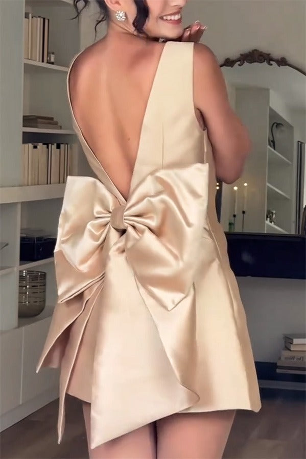 Robe courte ultime Muse en satin avec détail de nœud papillon surdimensionné et encolure carrée