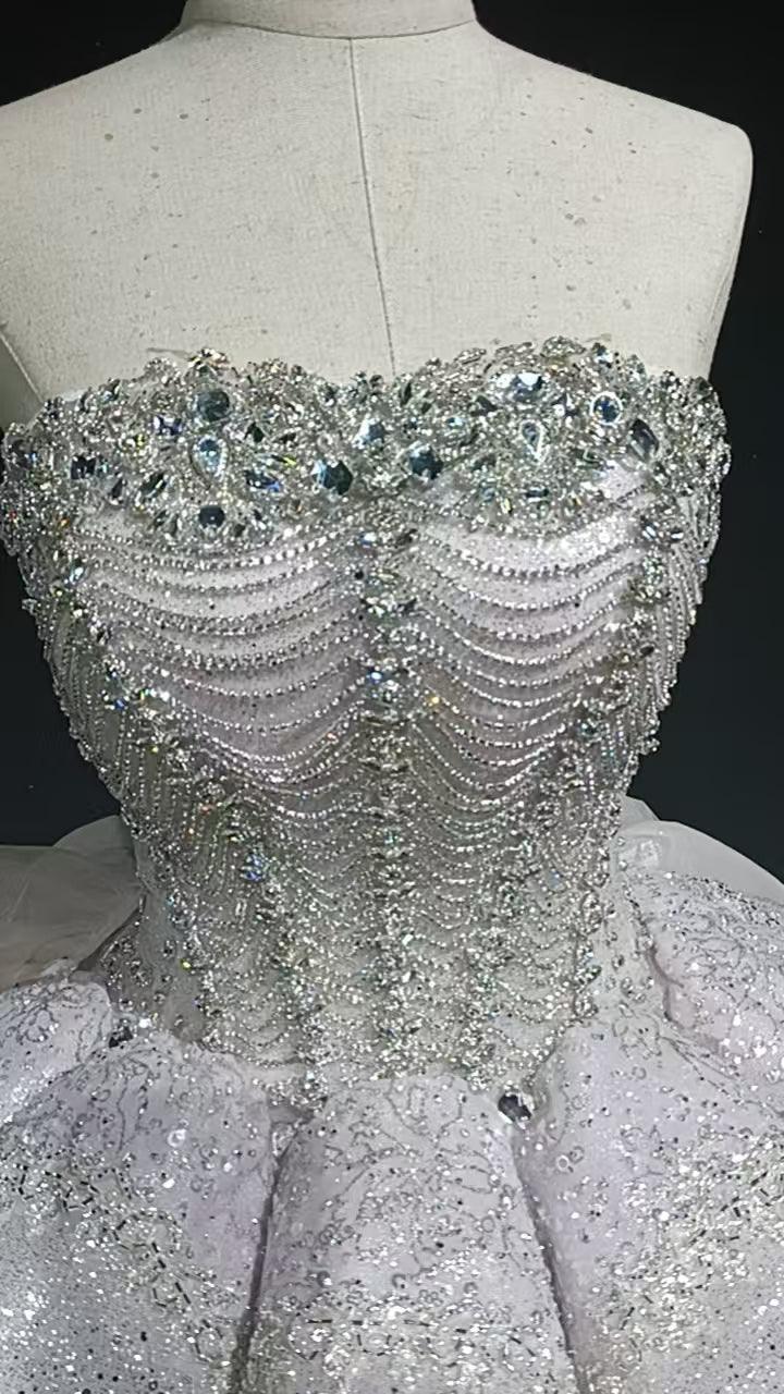Robe bouton de fleur ornée de cristaux et de plumes voilées étoilées