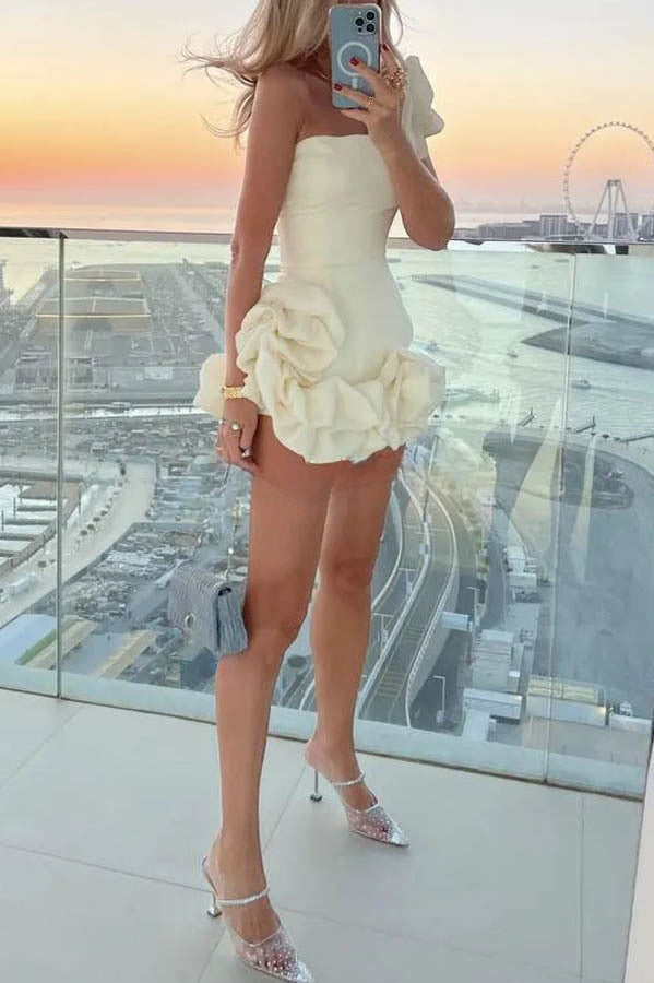 Robe courte décolletée asymétrique à volants, charmante et élégante