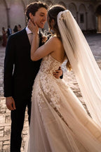 Glamouroso vestido de noiva princesa em tule com aplicações de renda