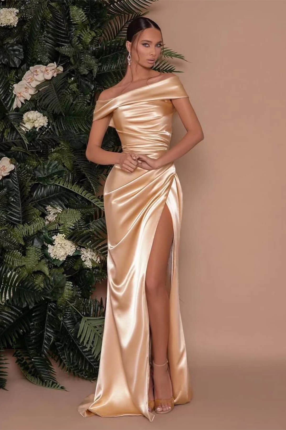 Vestido de Cerimónia em Charmeuse com Ombros Descobertos, Fenda, Folhos e Cauda de Sereia
