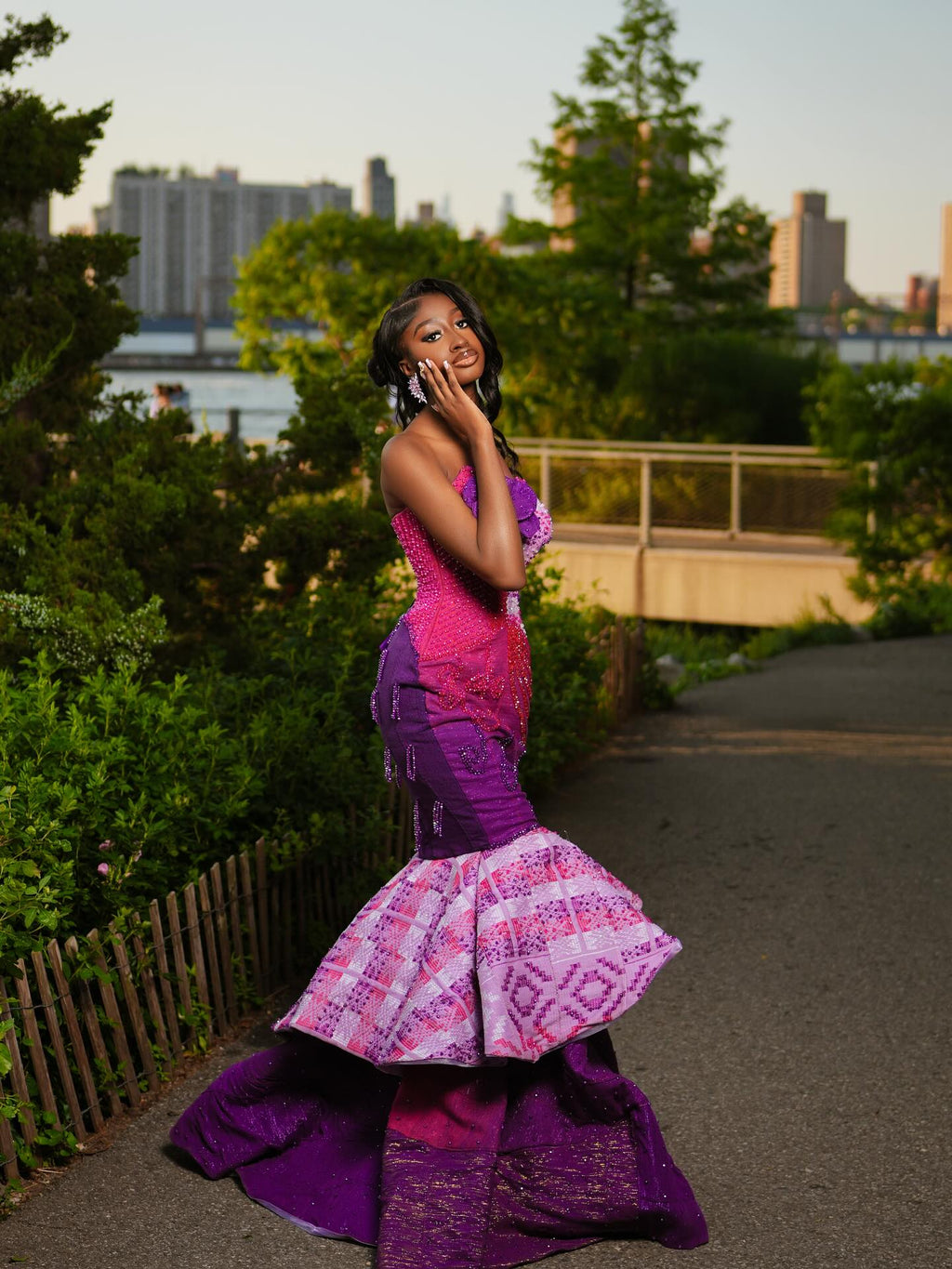 Vestido de baile sereia magenta e roxo real com folho inspirado na herança