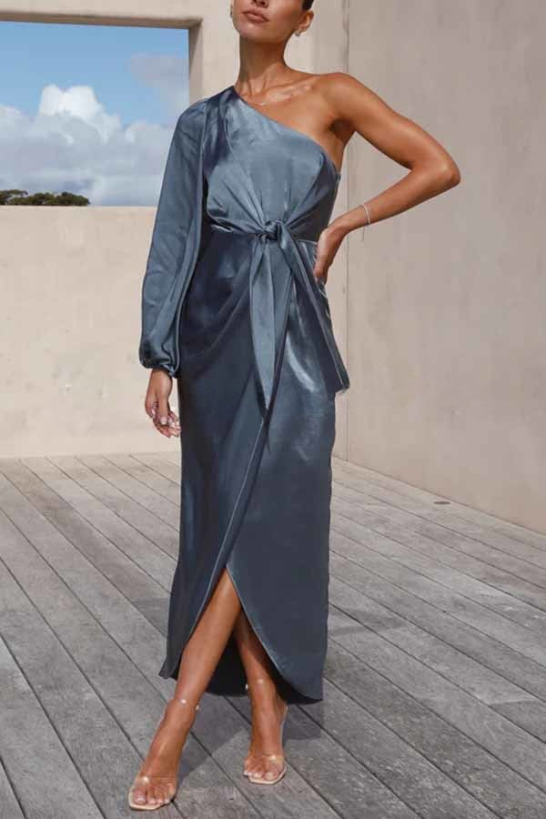Abito Midi in Satin con Spalla Scoperta, Fiocco Frontale e Spacco Laterale dal Fascino Romantico