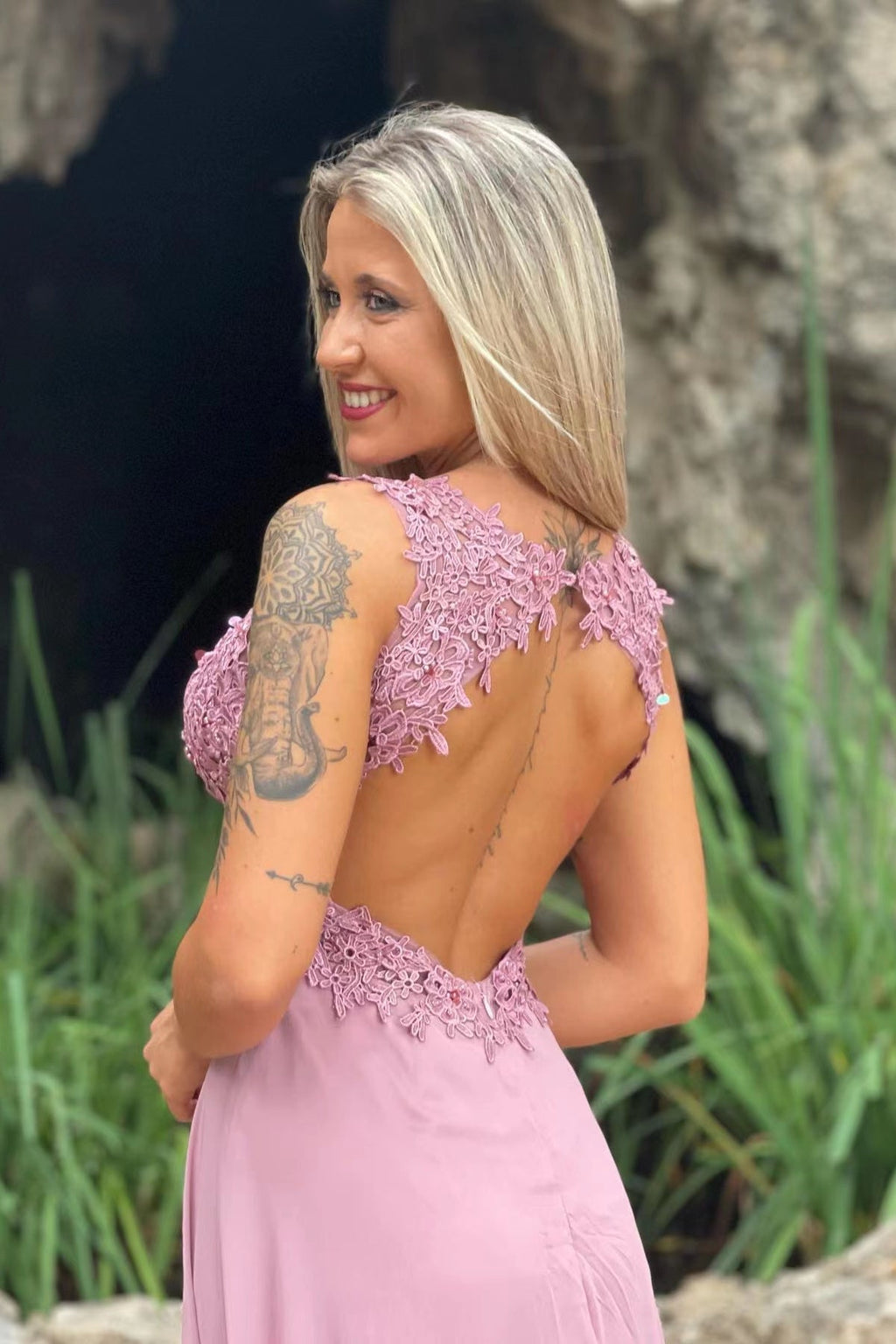 Robe longue de soirée en mousseline à encolure en V et fente avant avec appliques en dentelle élégantes