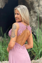 Robe longue de soirée en mousseline à encolure en V et fente avant avec appliques en dentelle élégantes