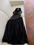 Vestido de noite longo elegante preto com alças ao pescoço, cetim estampado, flores e lantejoulas, corte evasê, vestido de baile Y8568