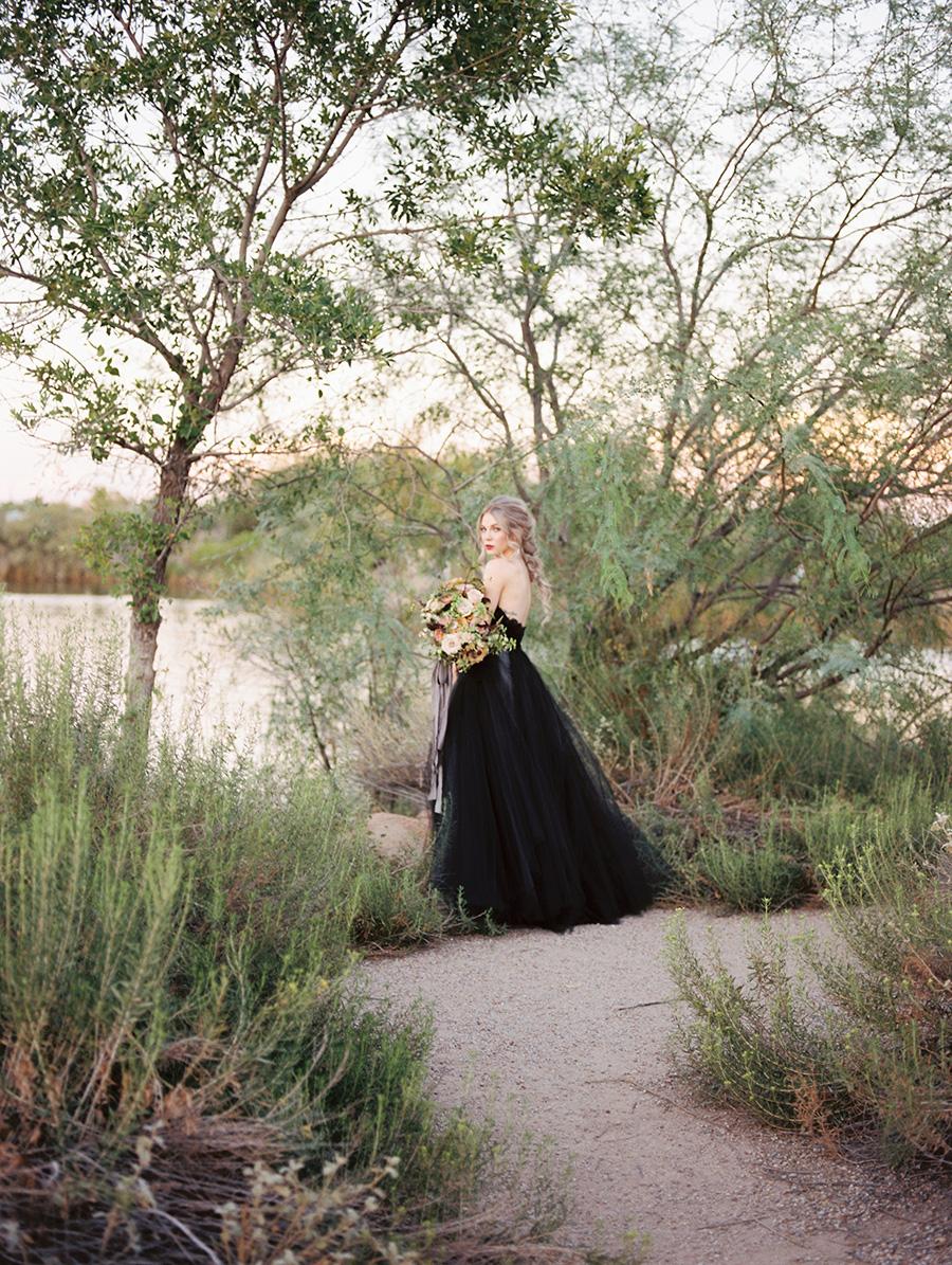 Chic Black Long Lace Tulle Open Back Wedding Dress With Sweetheart Neckline