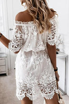 Vestido Curto de Renda com Ombros Descobertos