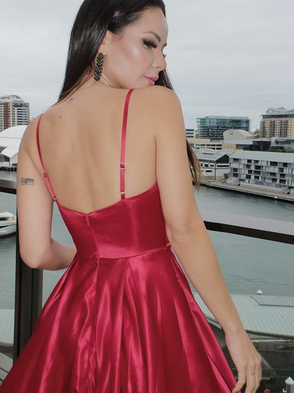 Langes rückenfreies A-Linien-Ballkleid aus Satin mit Spaghettiträgern und Taschen
