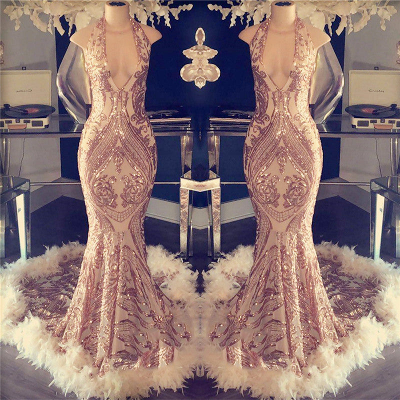 Robe longue de bal sirène à dos nu avec col halter et détails en plumes