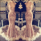 Robe longue de bal sirène à dos nu avec col halter et détails en plumes