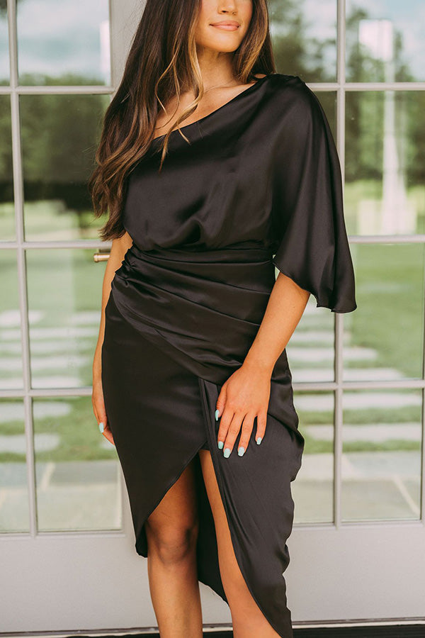 Robe drapée en satin à une épaule