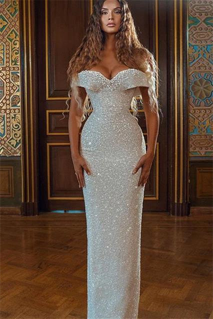 Vestido longo de baile de finalistas sereia branco com lantejoulas e decote coração ombro a ombro