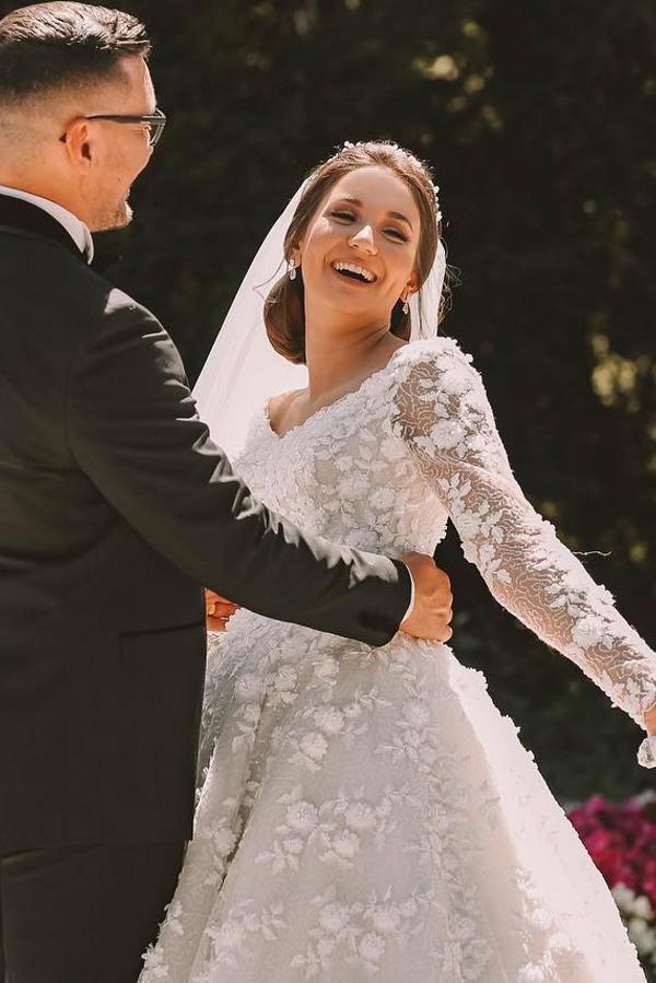 V Neck Long Sleeve Ball Gown Wedding Dress With Applique Lace Beading