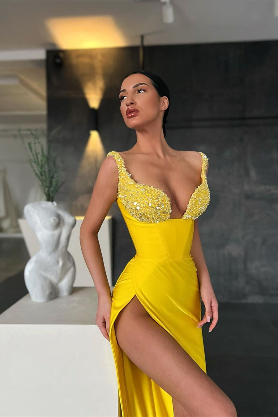 Abito da cerimonia giallo sirena con spacco e perline