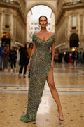 Abito da sera sirena con scollo a V e spalle scoperte, spacco alto e paillettes