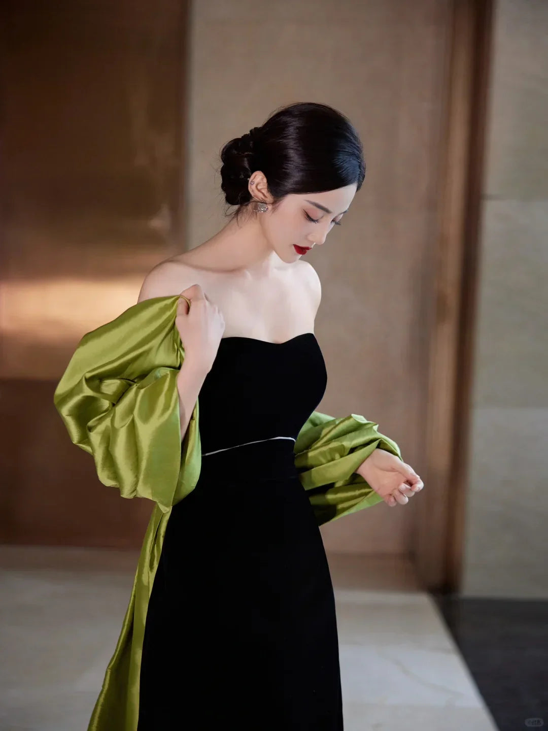 Vestido longo de cetim preto, sem alças, para baile, com laço Y8594