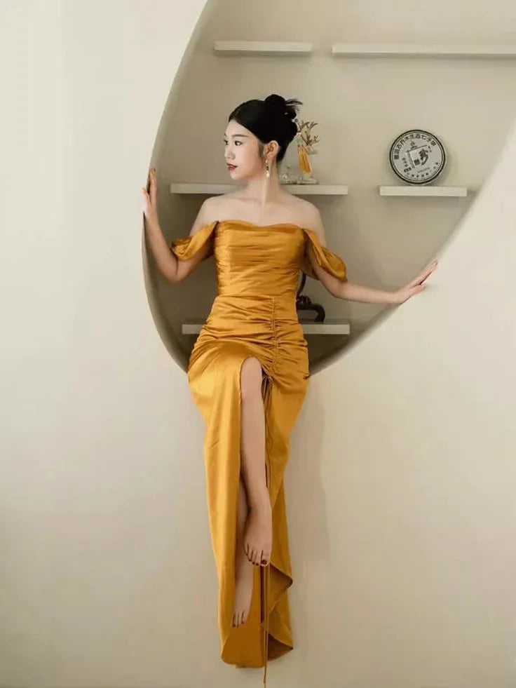 Vestido de fiesta amarillo plisado con escote barco y abertura Y7598