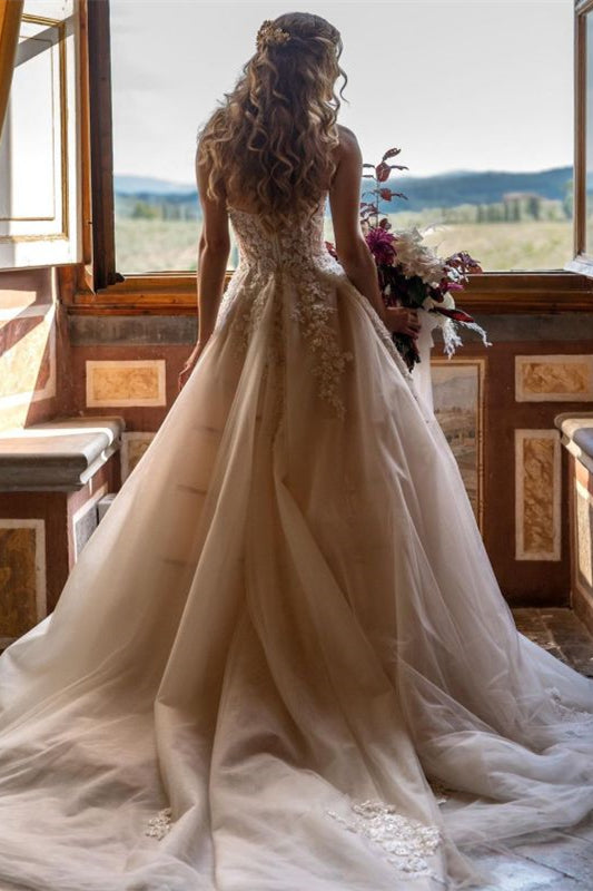 Glamouroso vestido de noiva princesa em tule com aplicações de renda