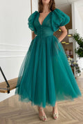 Vestido de noite elegante verde escuro em tule com corte em A, decote em V e mangas curtas