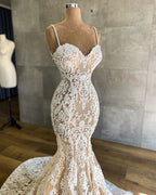Vestido de noiva moderno sereia com alças finas e aplicações de renda