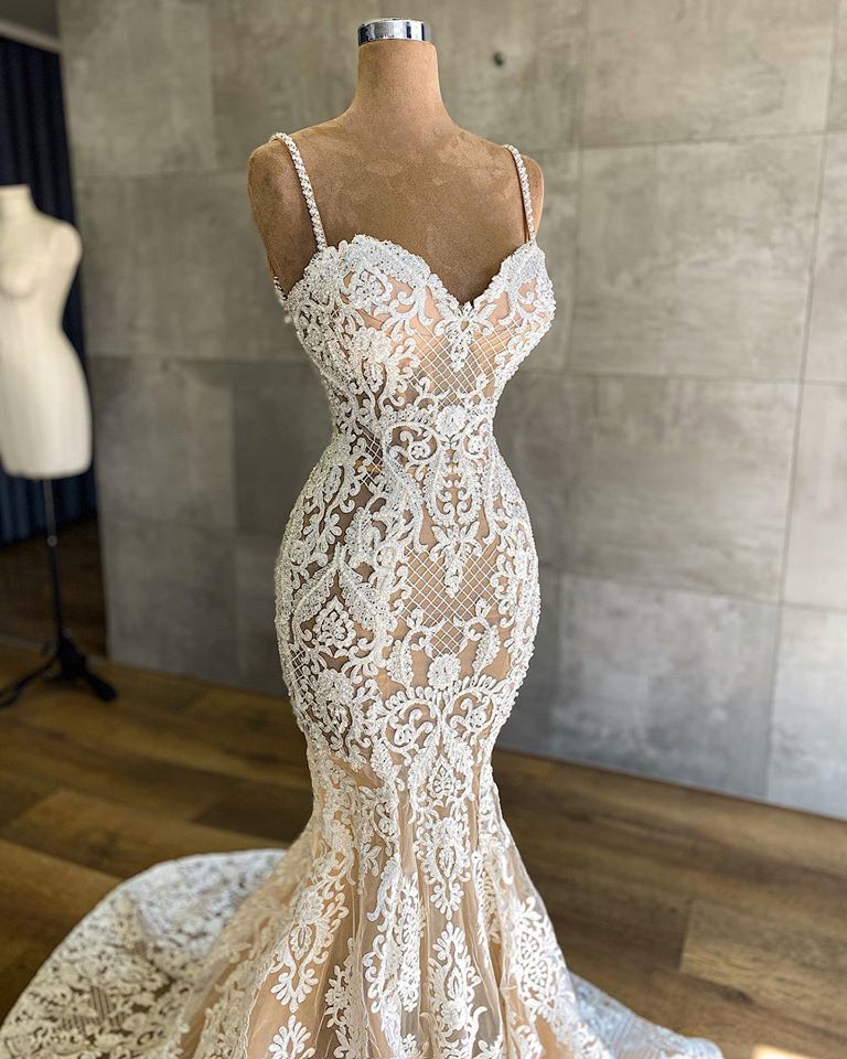 Vestido de noiva moderno sereia com alças finas e aplicações de renda