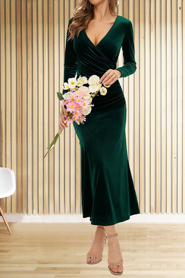 Vestido elegante de cetim com decote em V, pregas na anca e cauda de peixe para noite