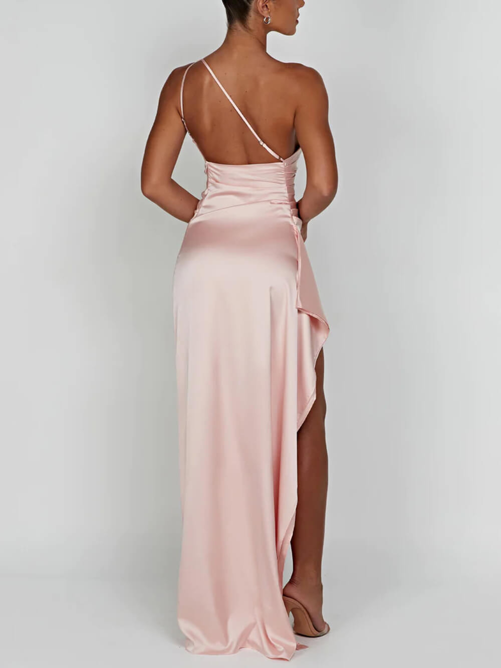 Robe longue satinée avec fente