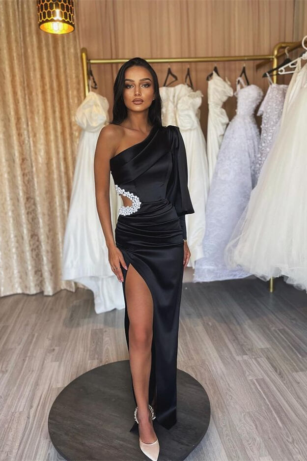 Vestido de noite preto de cetim com uma manga e ombro descoberto, com fenda elegante pregueada
