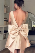Robe courte ultime Muse en satin avec détail de nœud papillon surdimensionné et encolure carrée