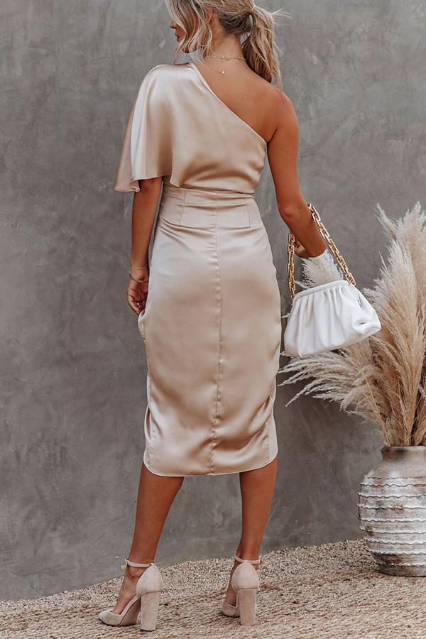Robe drapée en satin à une épaule