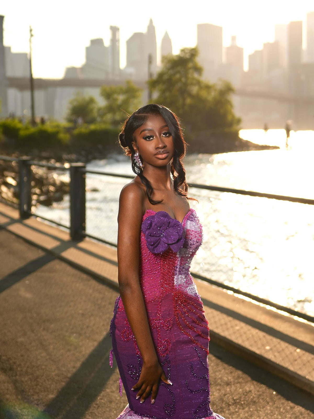 Vestido de baile sereia magenta e roxo real com folho inspirado na herança