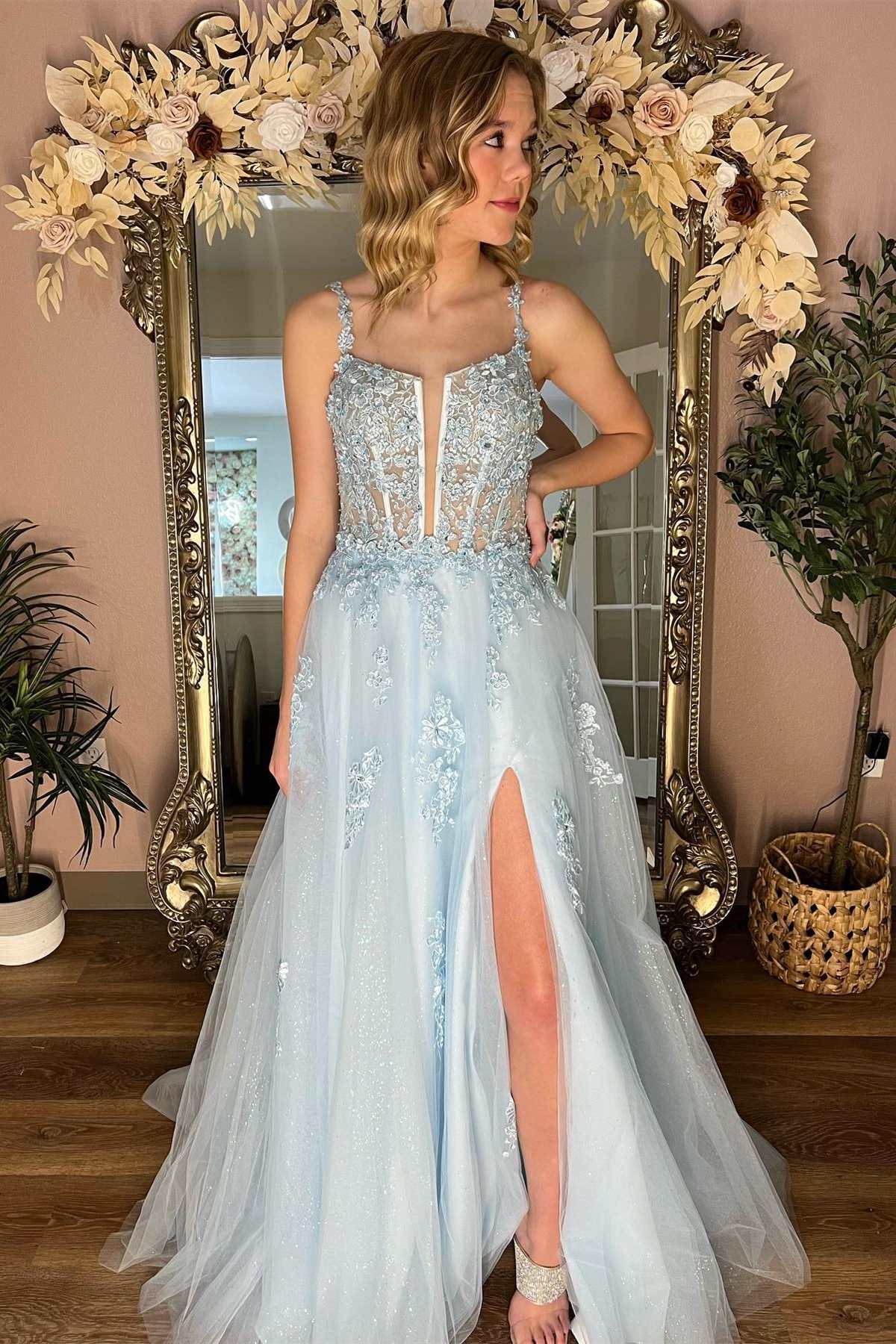 Hellblaues A-Linien-Ballkleid mit Blumenspitze, Schlitz und V-Ausschnitt 