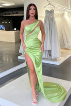 Robe de bal vert clair élégante, asymétrique sans manches avec longue fente