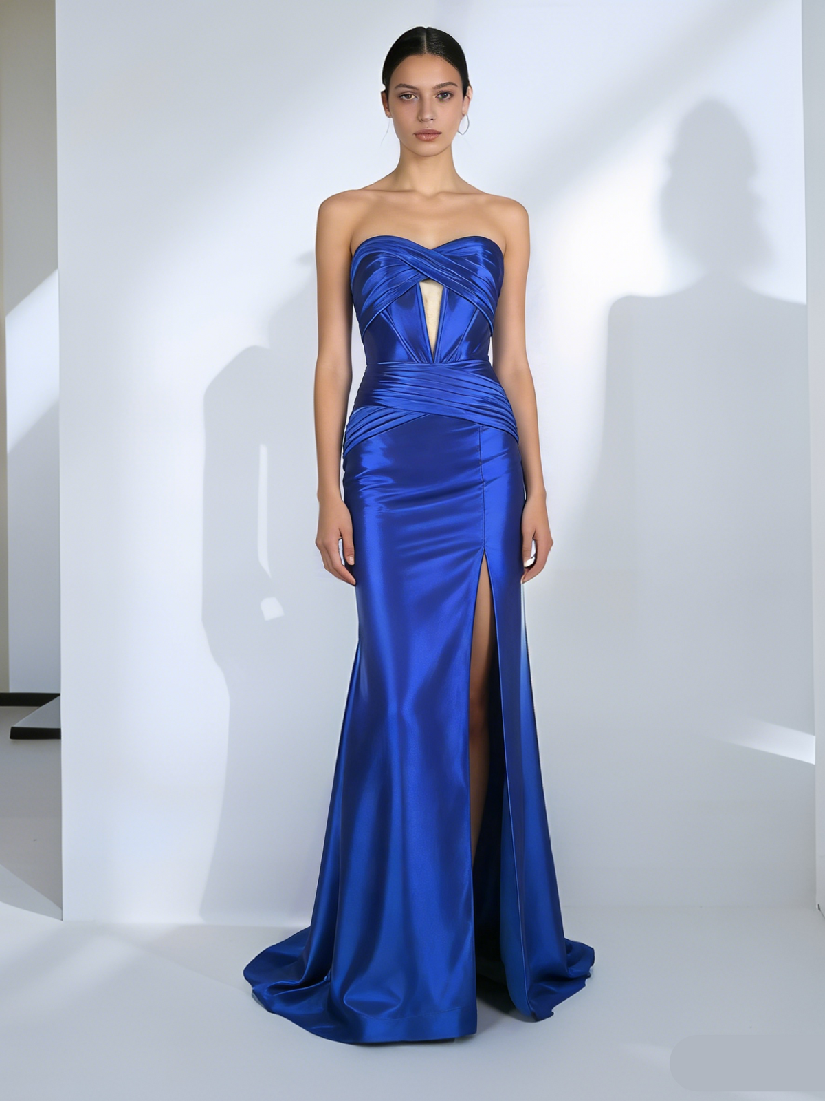 Vestido de noite sereia em cetim azul real sem alças | Vestido de baile com recorte e racha