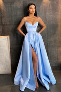 Vestido de Festa Azul Céu com Alças Finas, Corte em A e Fenda