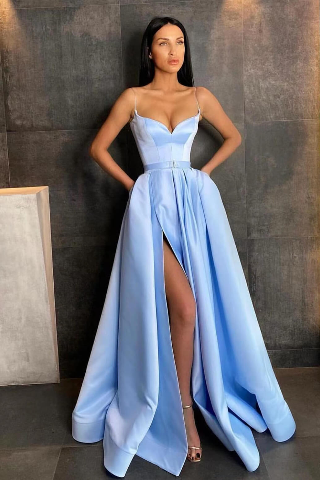 Vestido de Festa Azul Céu com Alças Finas, Corte em A e Fenda