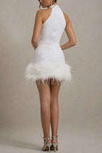 Robe courte éclatante et ludique à col haut avec paillettes et garniture en plumes extensible