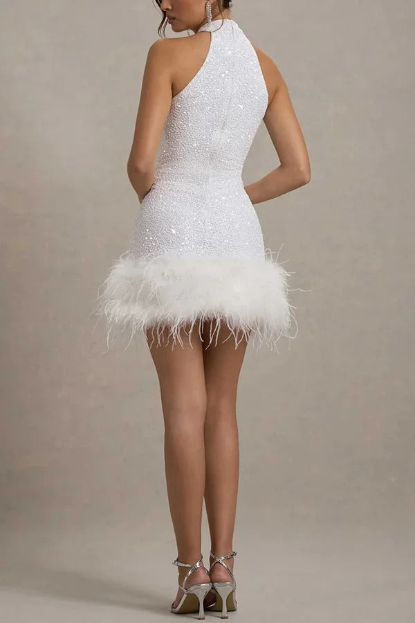 Robe courte éclatante et ludique à col haut avec paillettes et garniture en plumes extensible