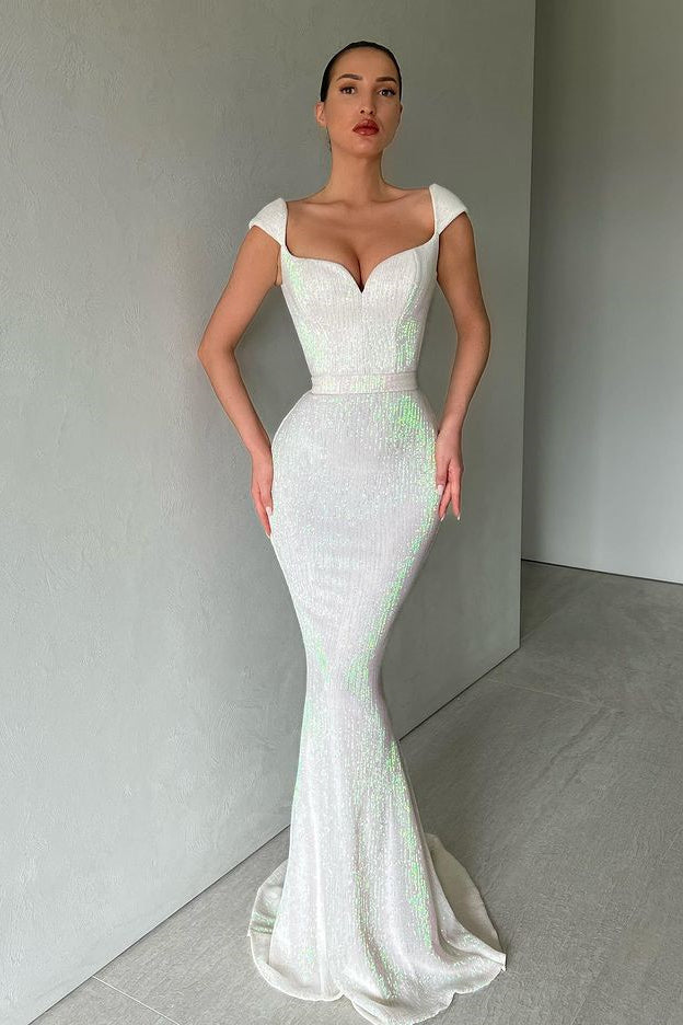 Abito lungo da sera a sirena con scollo a cuore e spalle scoperte, decorato con paillettes