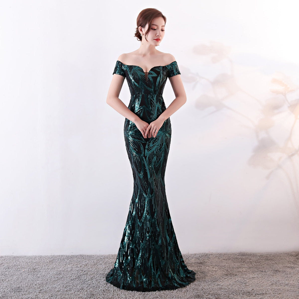 Vestido de noite com lantejoulas sem ombros: cauda de peixe comprida, corte justo