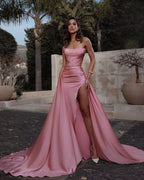 Langes Meerjungfrau-Ballkleid aus trägerlosem, ärmellosem Satin mit Schlitz