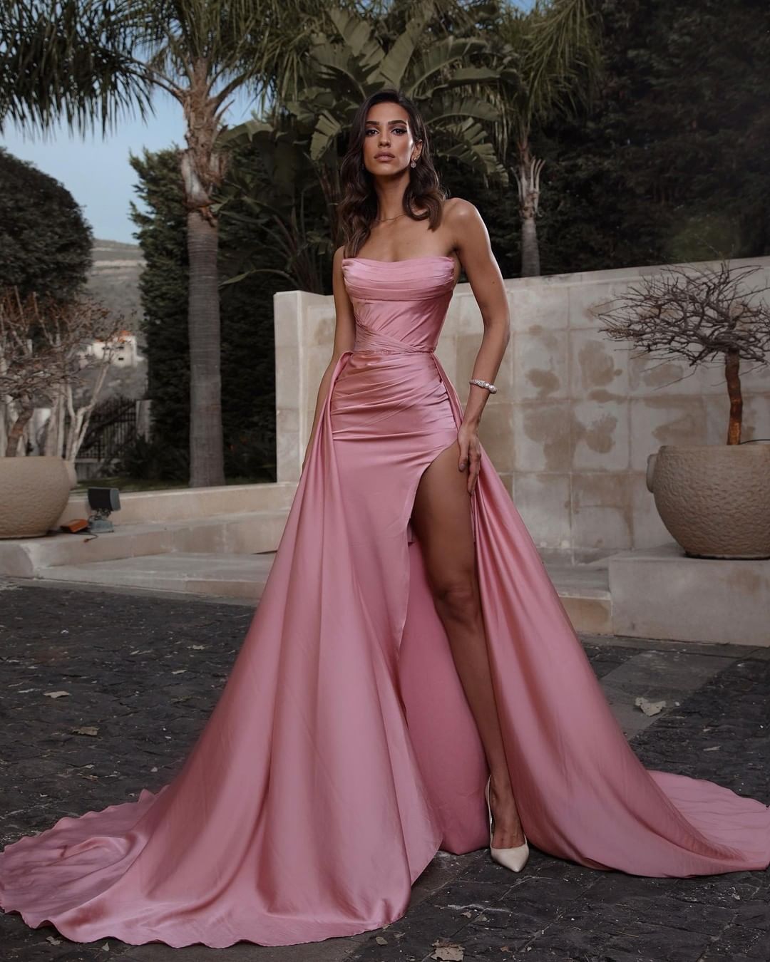 Robe de bal longue sirène en satin, sans bretelles ni manches, avec fente
