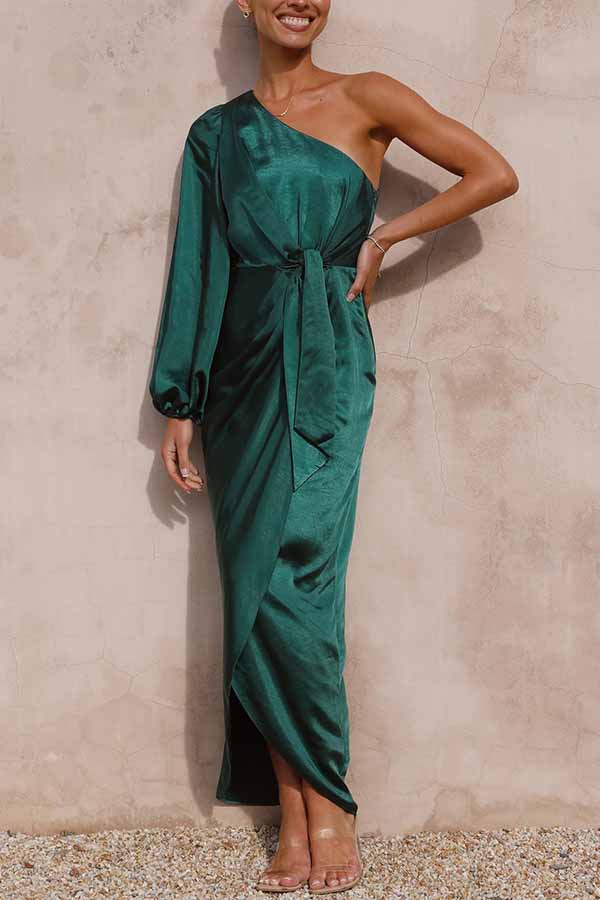 Abito Midi in Satin con Spalla Scoperta, Fiocco Frontale e Spacco Laterale dal Fascino Romantico