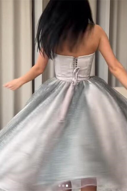 Robe de bal courte argentée en ligne A sans bretelles, volantée avec paillettes et tulle