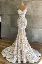 Vestido de noiva moderno sereia com alças finas e aplicações de renda