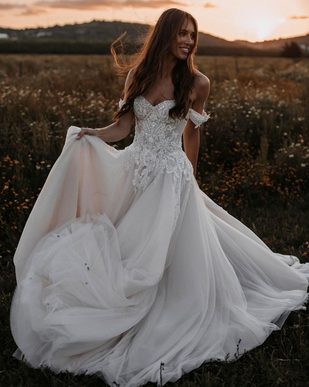 Elegant Tulle A-Line Off-The-Shoulder Wedding Dress With Applique Lace