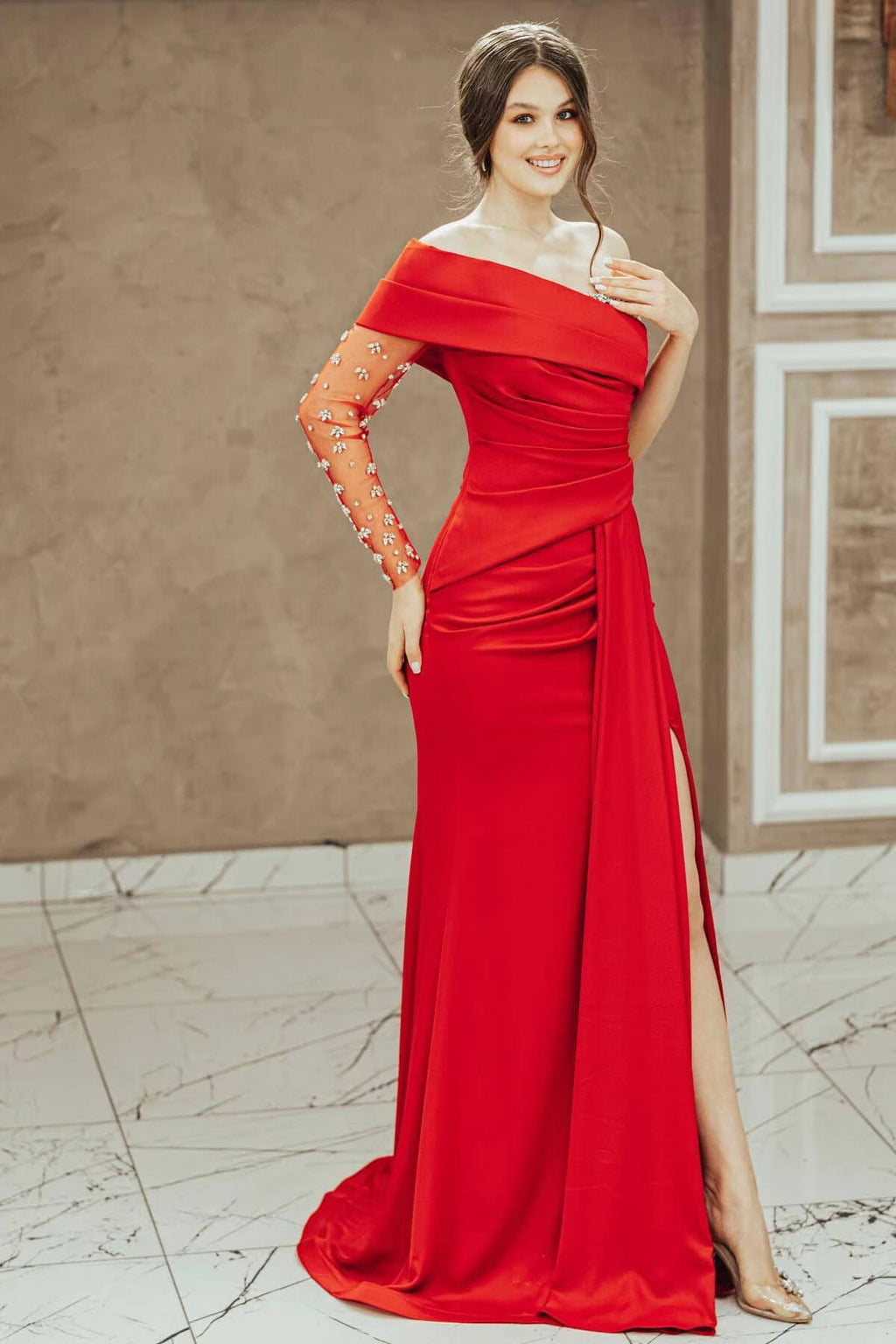 Abito da sera rosso a sirena con una spalla, spacco e paillettes