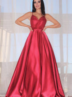 Langes rückenfreies A-Linien-Ballkleid aus Satin mit Spaghettiträgern und Taschen