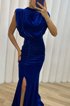 Milan Muse – Maxikleid aus Samt mit gepolsterten Schultern, gerüschtem Gürtel und Schlitz 